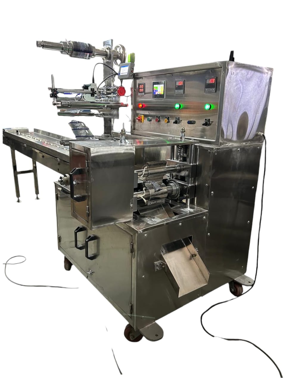 FLOW WRAP MACHINE